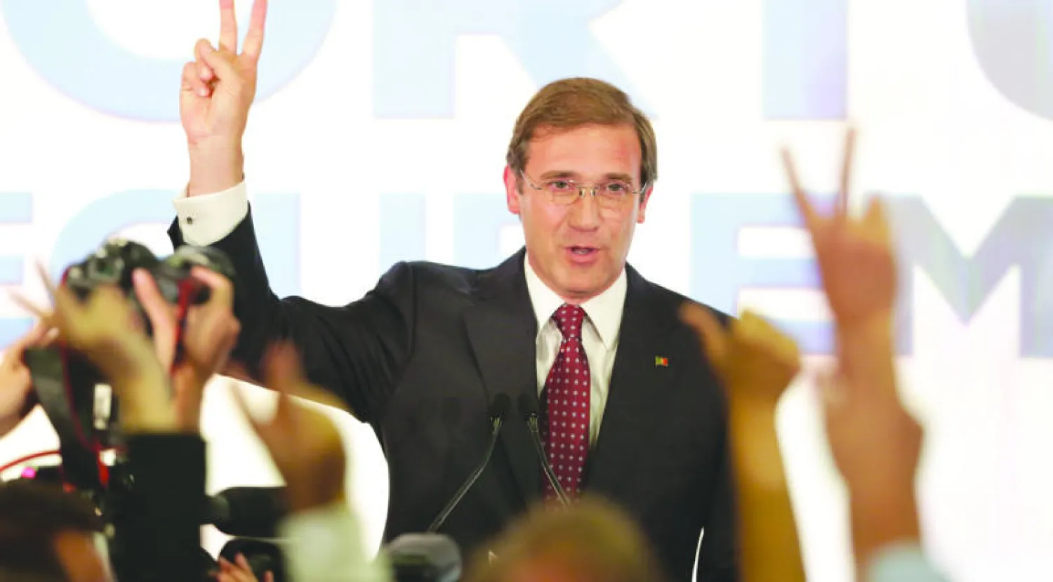 رئيس الوزراء البرتغالي بدرو باسوس كويلو أمام الجمهور بعد إعلان نتائج الانتخابات (أ.ب)