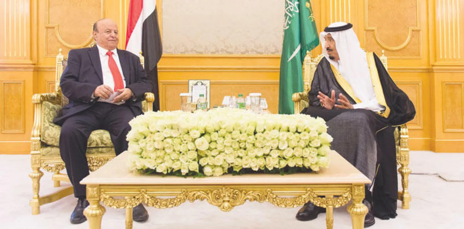 خادم الحرمين الشريفين الملك سلمان بن عبد العزيز خلال لقائه الرئيس اليمني عبد ربه منصور هادي في جدة أمس (واس)