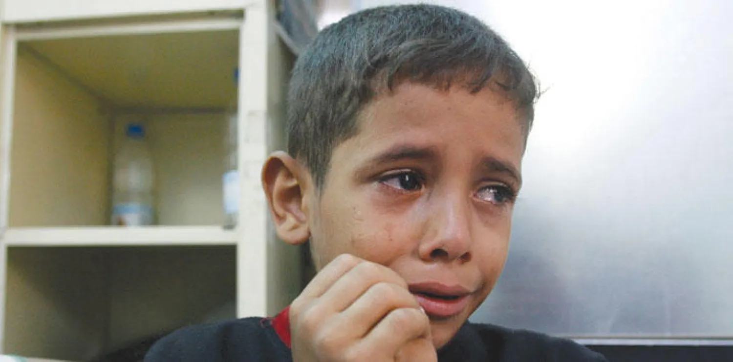 طفل يبكي أباه وأخاه قتلهما الحوثيون(رويترز)