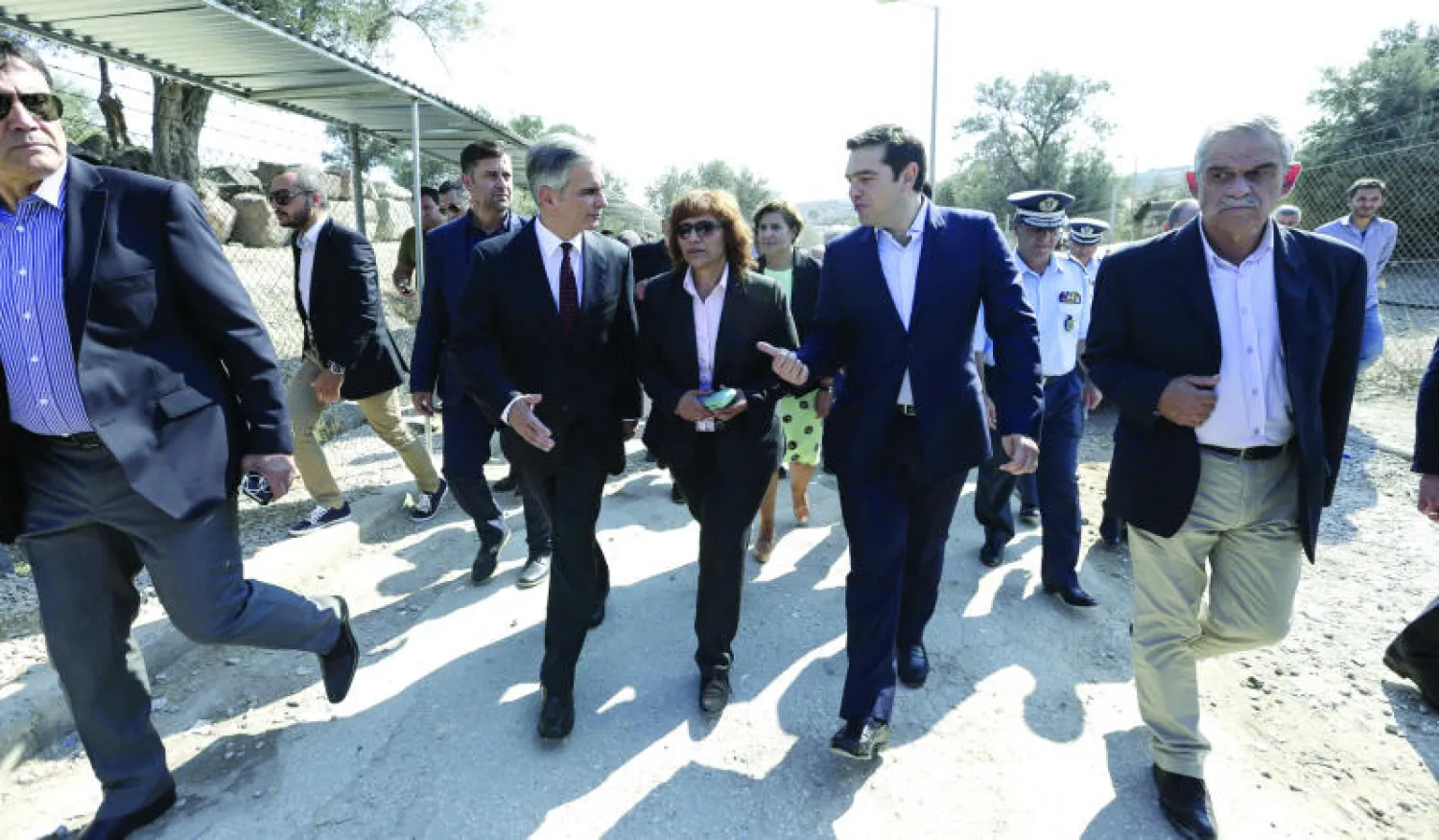 رئيس الوزراء اليوناني ألكسيس تسيبراس خلال استقباله رئيس وزراء النمسا المستشار فيرنر فايمان في جزيرة ليسبوس اليونانية أمس («الشرق الأوسط»)