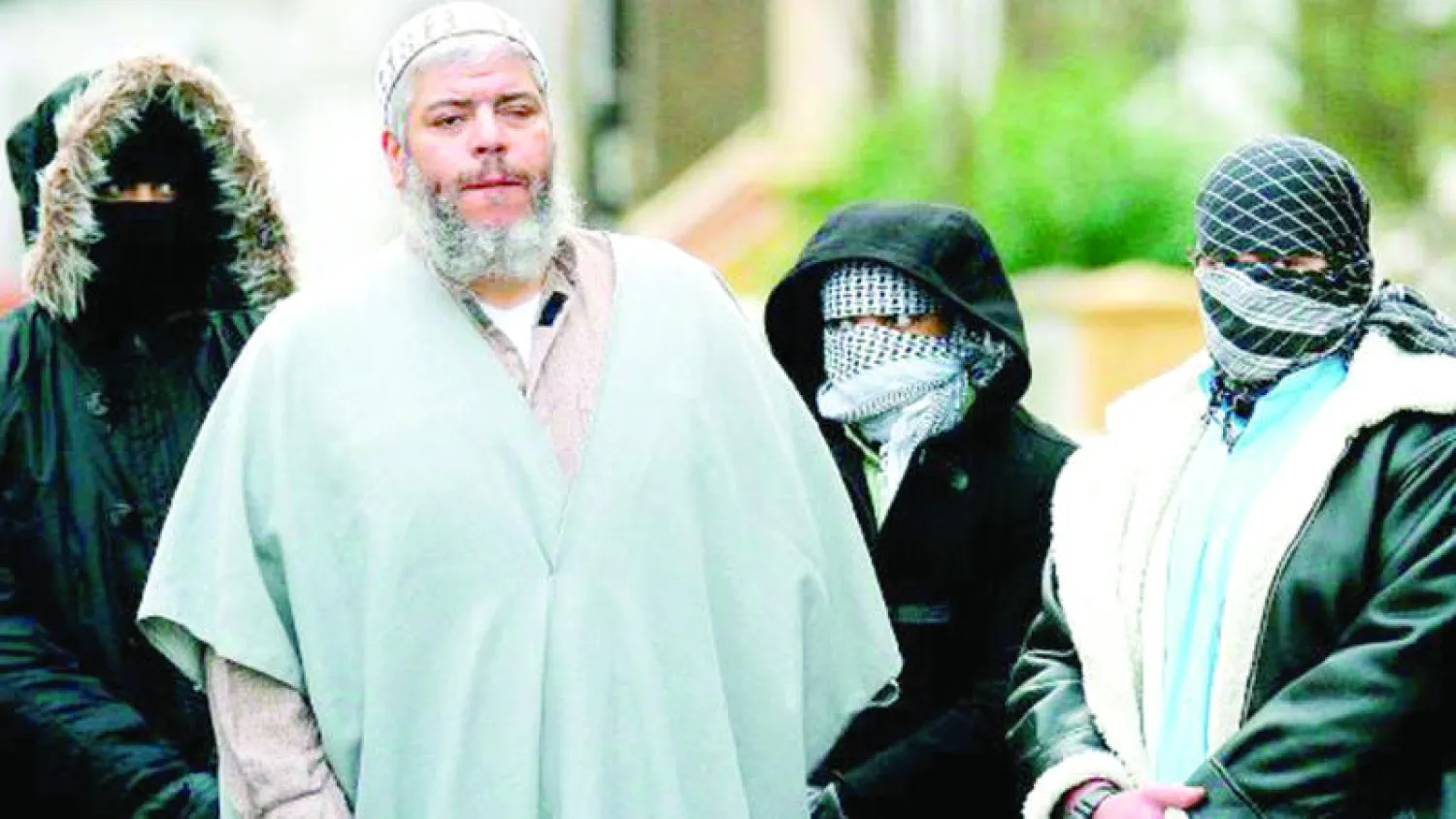 أبو حمزة أثناء وجوده في بريطانيا بين مؤيديه قبل اعتقاله وترحيله إلى أميركا