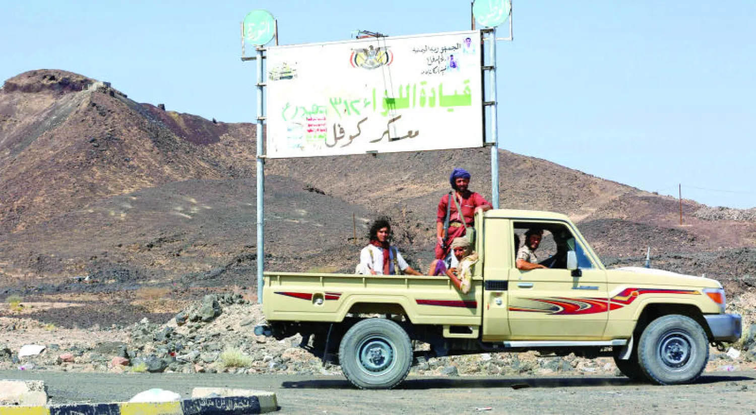 عناصر من المقاومة الشعبية الموالية للحكومة اليمنية يستقلون شاحنة لتأمين واجهة القتال ضد المسلحين الحوثيين في محافظة مأرب بوسط البلاد (رويترز)