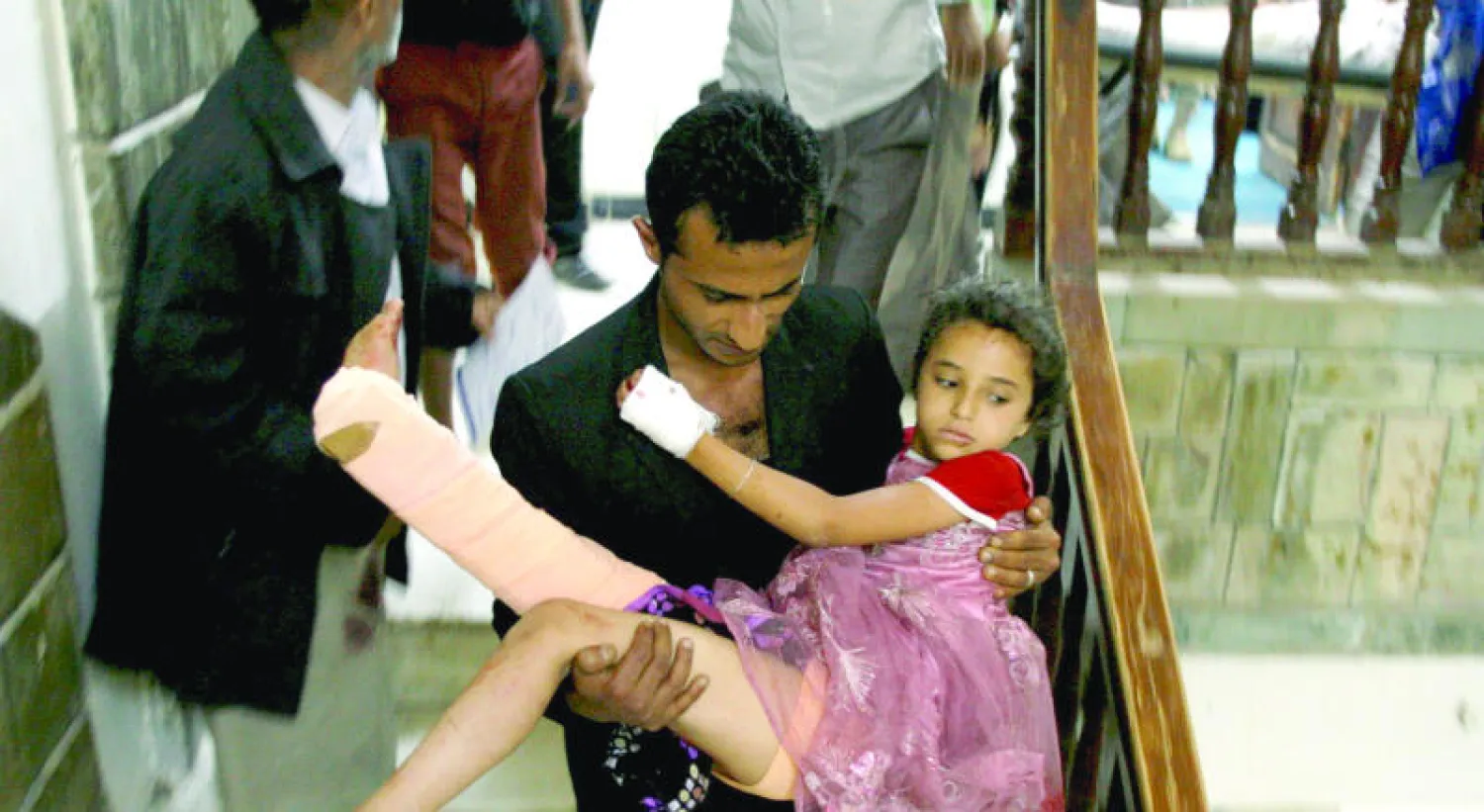 يمني يحمل شقيقته المصابة في محاولة لإسعافها داخل مستشفى بتعز إثر إطلاق الحوثيين قذيفة هاون خلال اشتباكات بين الميليشيات المتمردة ومقاتلين من لجان المقاومة الشعبية في المدينة اليمنية (رويترز)