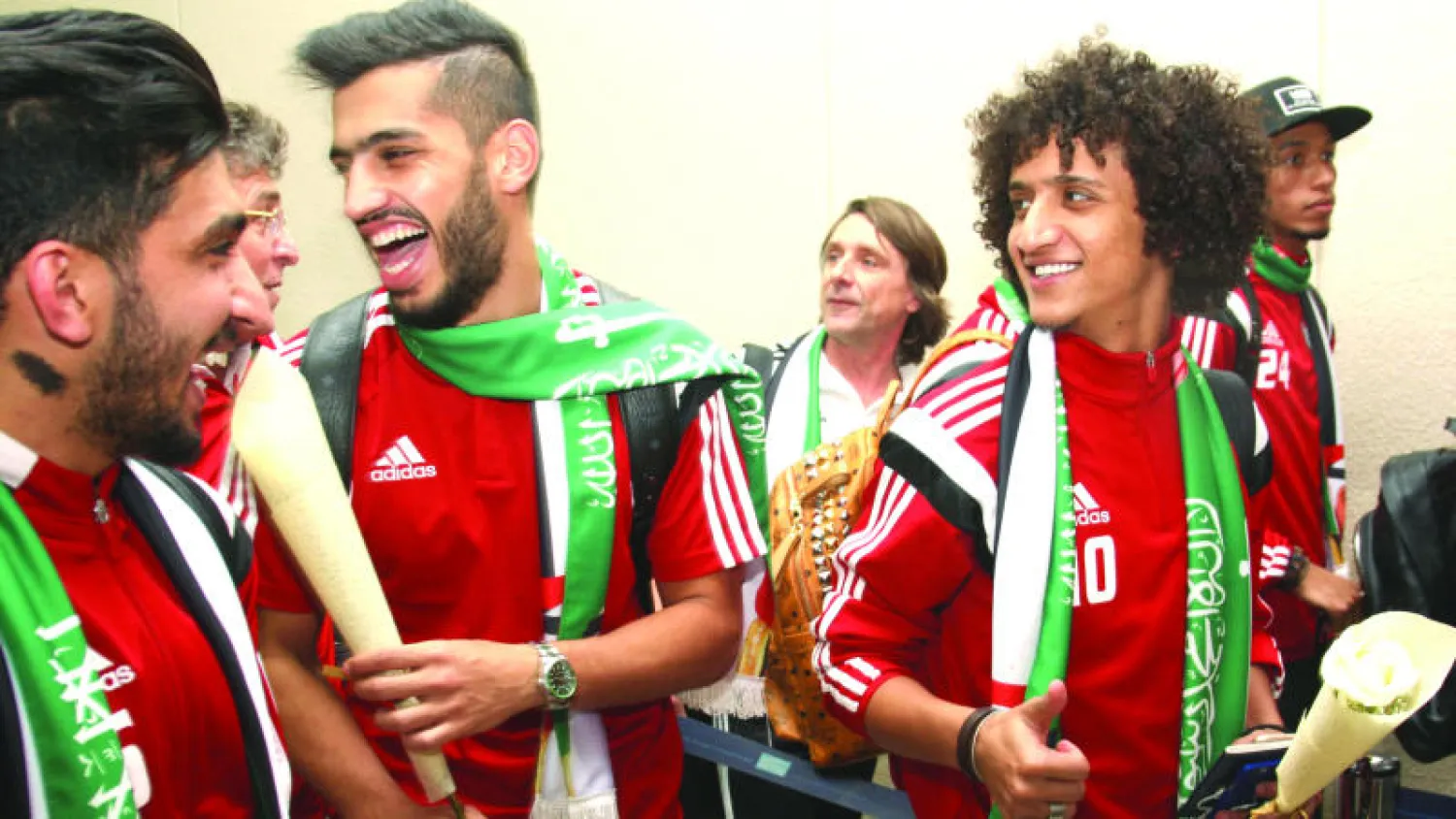 لاعبو المنتخب الإماراتي لدى وصولهم إلى جدة أمس (تصوير: وائل سليماني)
