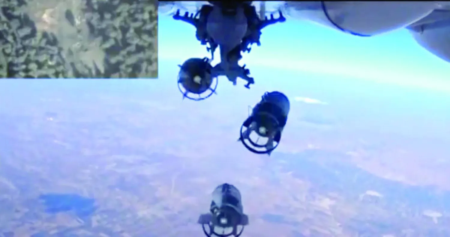 صورة مأخوذة من مقاطع فيديو منشورة على موقع وزارة الدفاع الروسية تظهر قذف قنابل من طائرات روسية فوق منطقة قرب إدلب شمال غربي سوريا (إ.ب.أ)