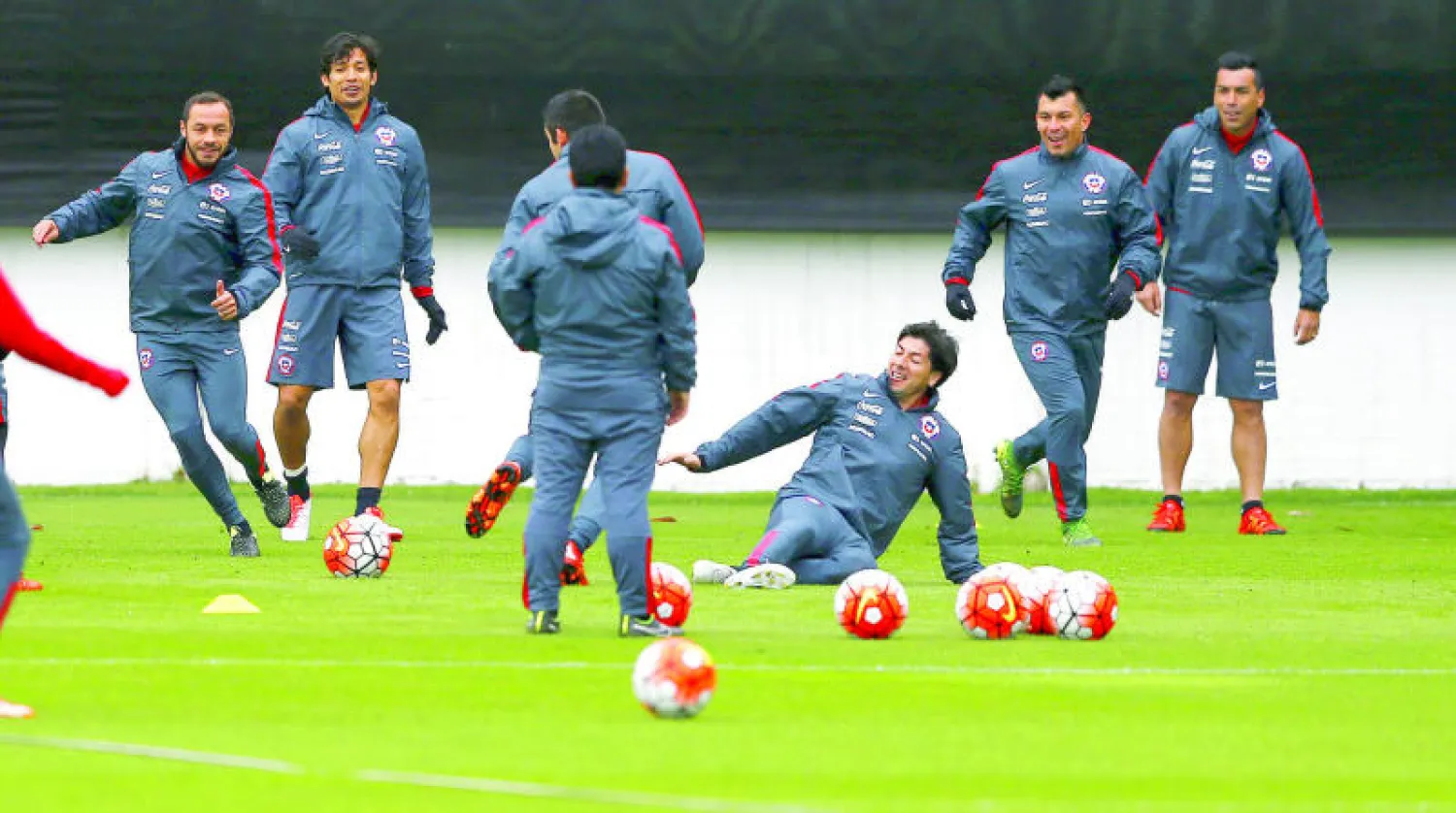 لاعبو منتخب تشيلي في التدريبات استعدادًا لمواجهة البرازيل (رويترز)