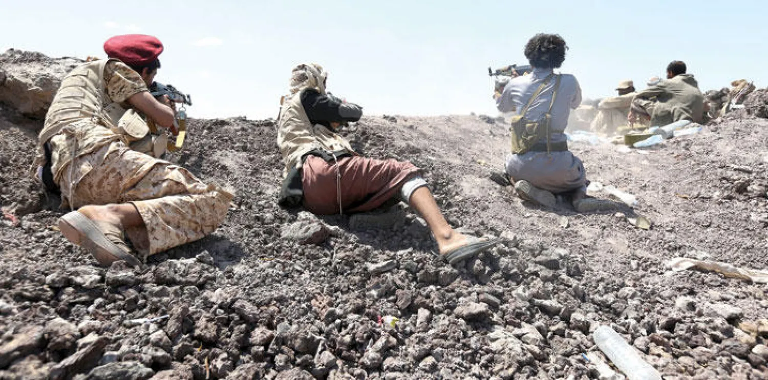 مقاتلون من المقاومة الشعبية خلال مواجهات مع المتمردين في وسط محافظة مأرب أمس (رويترز)