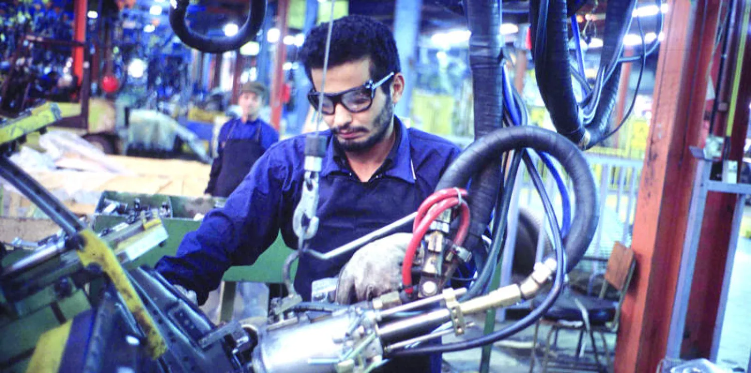 أحد مصانع السيارات في إيران (غيتي)