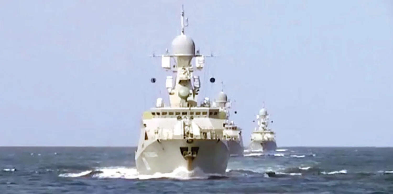 صورة منقولة عن موقع وزارة الدفاع الروسية لبوارج حربية في بحر قزوين أُطلقت منها الصواريخ التي استهدفت «داعش» في سوريا (إ.ب.أ)