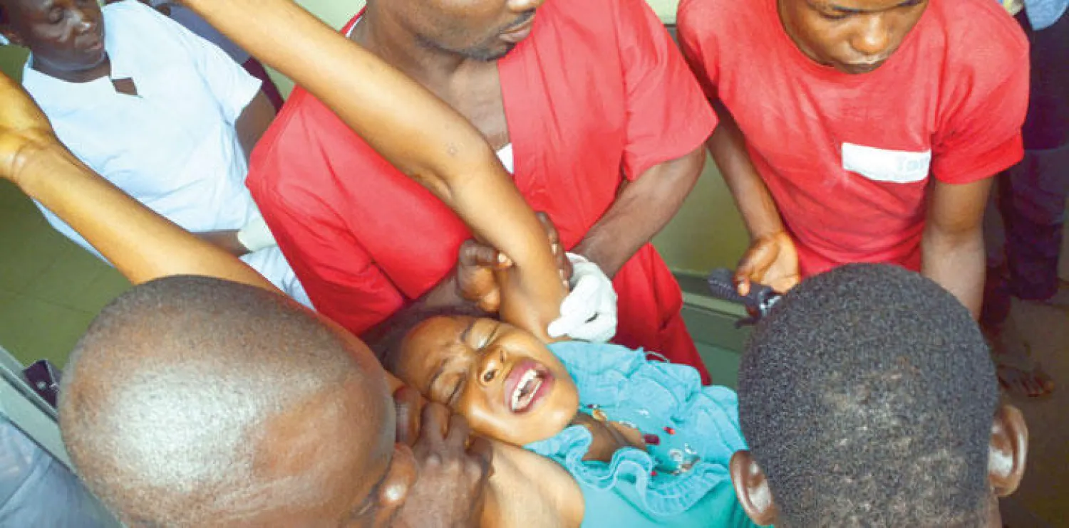 عمال إغاثة يحملون طفلة أصيبت خلال إحدى هجمات «بوكو حرام» على مدينة أبوجا في نيجيريا الأسبوع الماضي (أ.ف.ب)