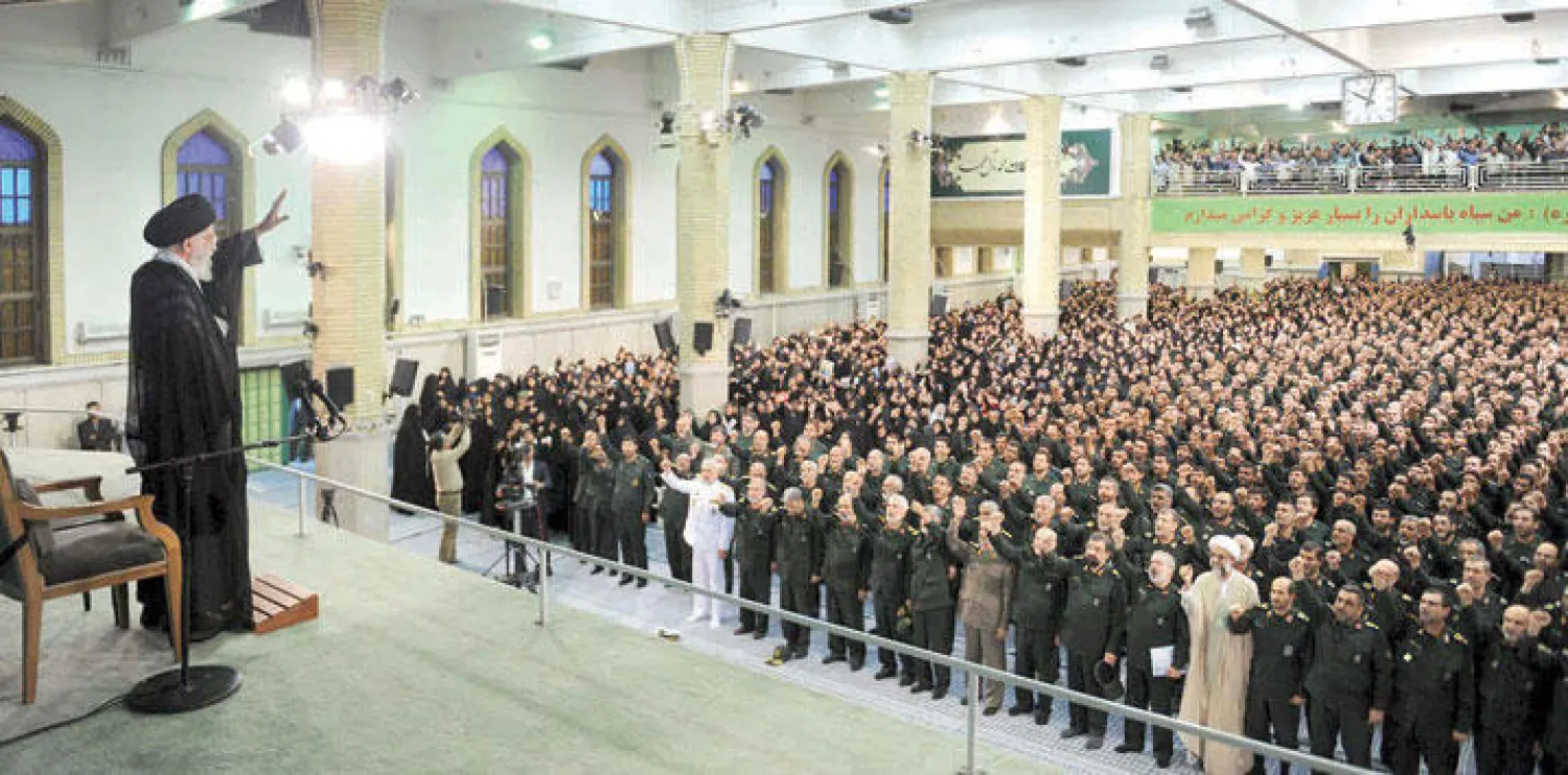 مرشد إيران علي خامنئي يحيي مؤيديه وكبار قادة الجيش قبل القاء خطابه في طهران أمس (رويترز)