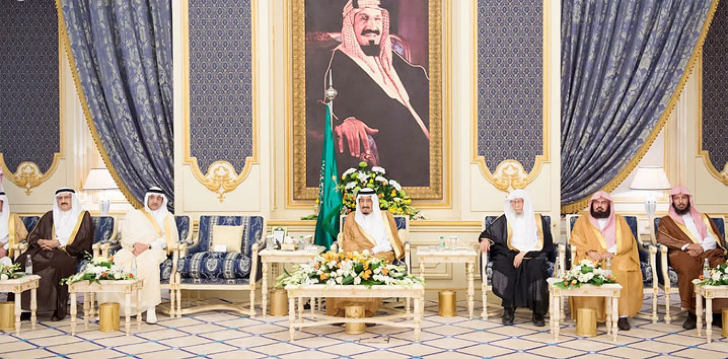 خادم الحرمين يستقبل الأمراء والعلماء وجموعاً من المواطنين