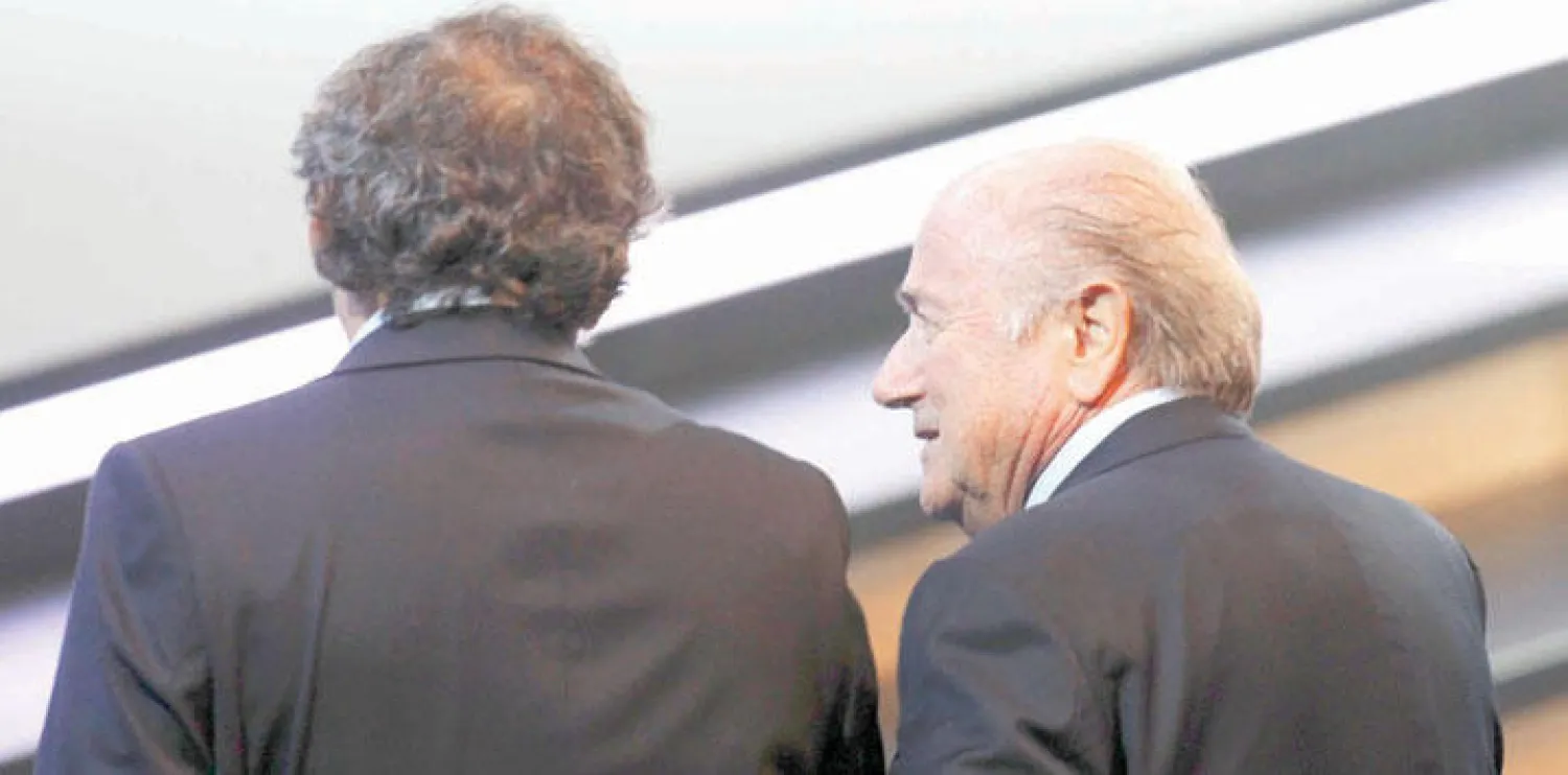 بلاتر (يمين) وبلاتيني يسيران معًا خلال أحد المؤتمرات السابقة لـ {الفيفا} في زيوريخ (أ.ب)