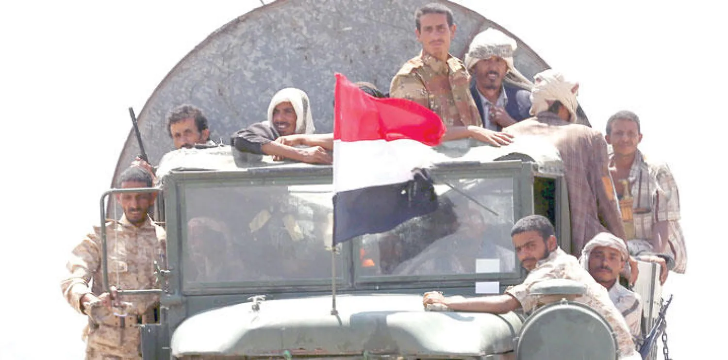 جنود موالون للحكومة اليمنية يستقلون شاحنة على خط المواجهة في القتال ضد المتمردين الحوثيين في محافظة مأرب أمس (رويترز)