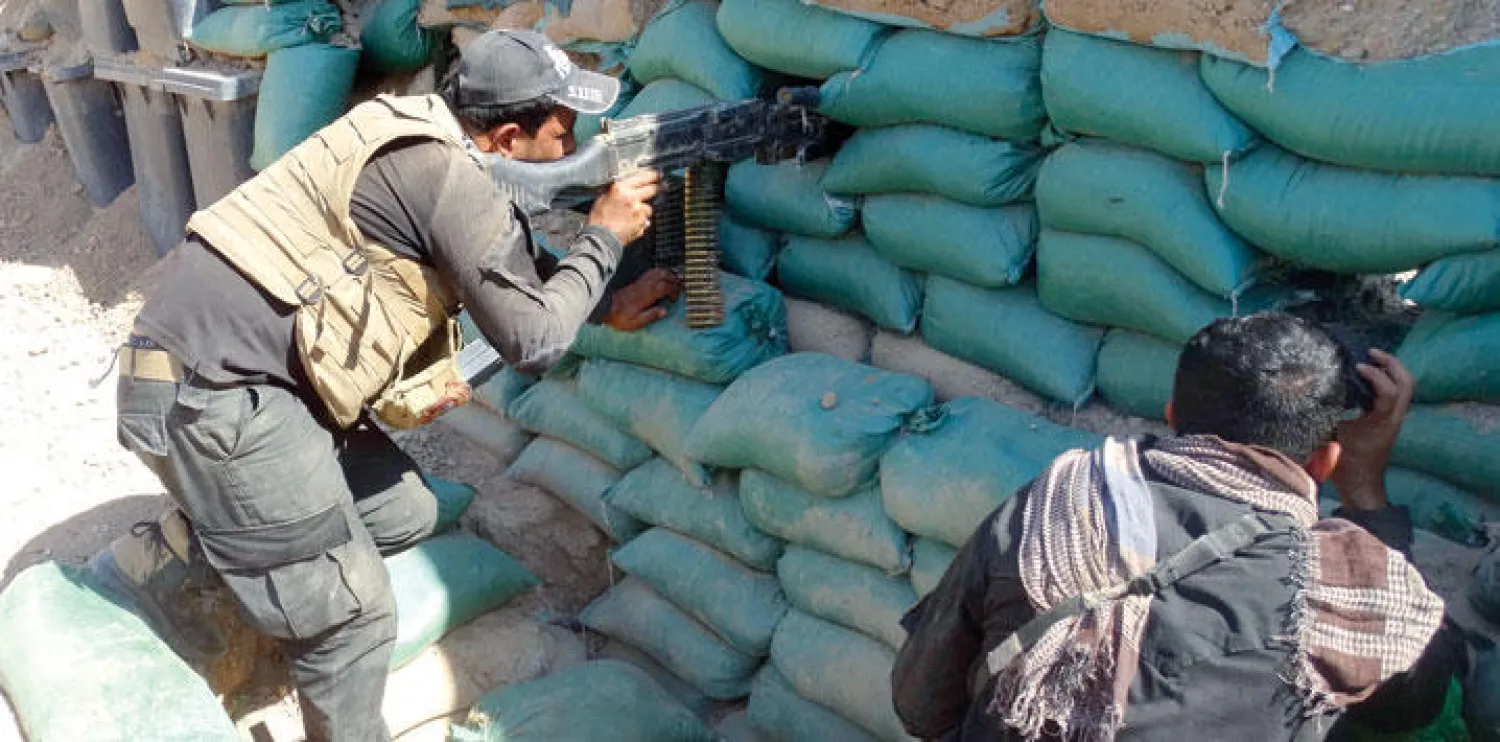 عنصران في قوة مكافحة الإرهاب خلال مواجهة مع مسلحي «داعش» في الضواحي الغربية من مدينة الرمادي أول من أمس (أ.ب)