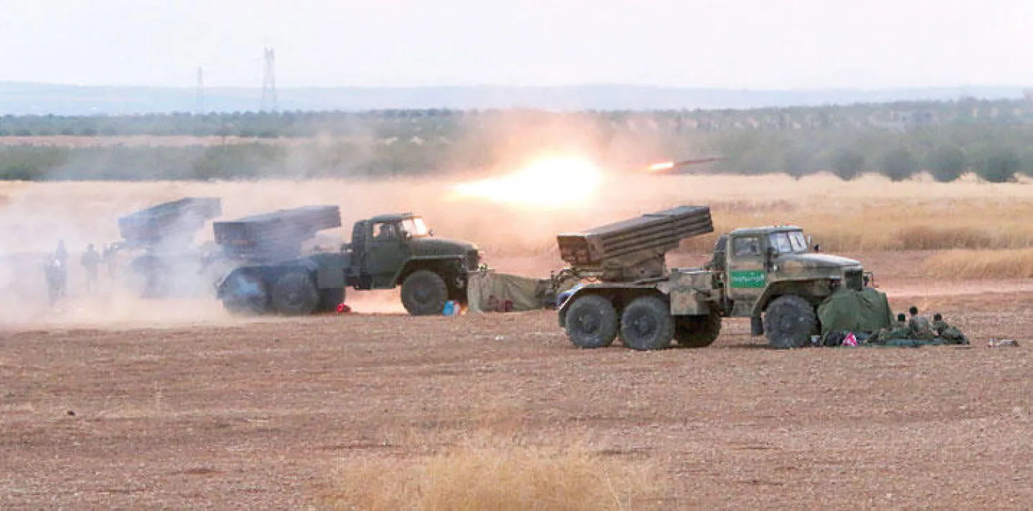 صورة ملتقطة يوم الأربعاء الفائت ووزعت أمس لقوة راجمات صواريخ تابعة لقوات النظام السوري قرب بلدة مورك بشمال غربي سوريا (أ.ب)