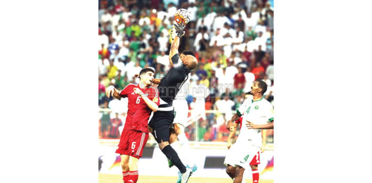 شراحيلي حارس الأخضر يتصدى لإحدى الهجمات الإماراتية (تصوير: عدنان مهدلي)