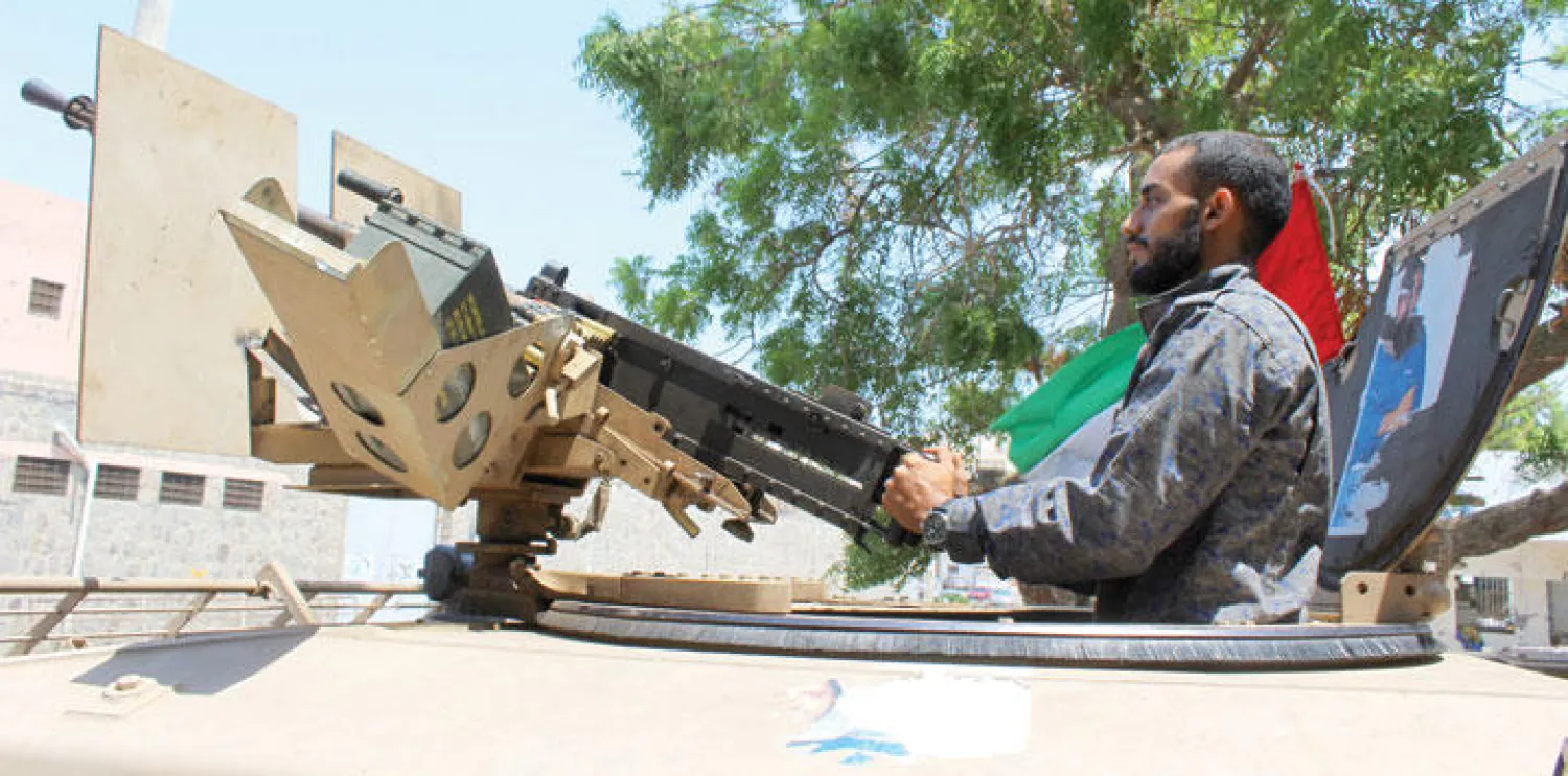 رجل أمن داخل مدرعة عسكرية عند نقطة تفتيش في عدن أول من أمس (غيتي)