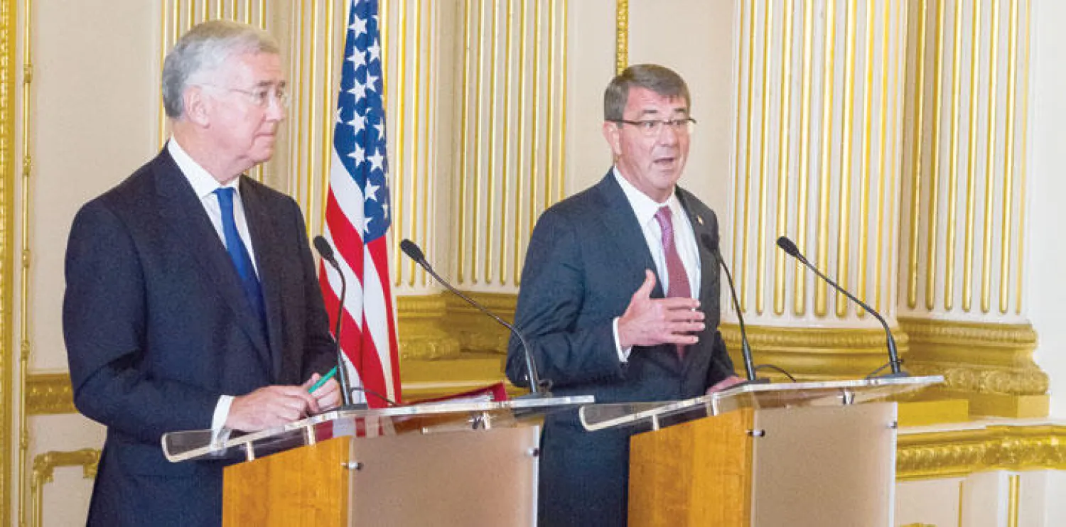 وزيرا الدفاع الأميركي آشتون كارتر والبريطاني مايكل فالون في مؤتمر صحافي في لندن أمس (تصوير: جيمس حنا)