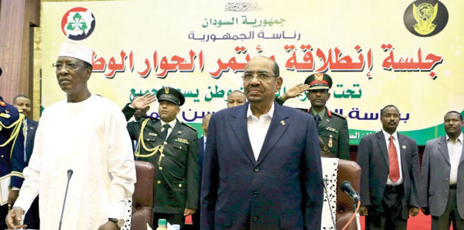 الرئيس السوداني عمر البشير مع رئيس تشاد إدريس ديبي خلال حضورهما الحوار الوطني الذي انطلقت فعالياته في الخرطوم أمس (رويترز)