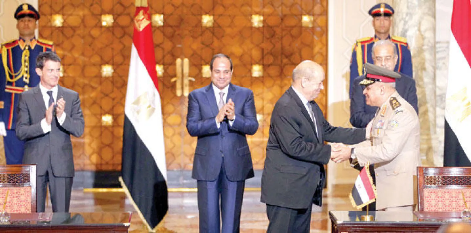 استقبل الرئيس عبد الفتاح السيسي، في قصر الاتحادية، رئيس الوزراء الفرنسي مانويل فالس على رأس وفد يضم وزير الدفاع الفرنسي جان إيف لودريان الذي يصافح نظيره المصري الفريق أول صدقي صبحي أمس (إ.ب.أ)