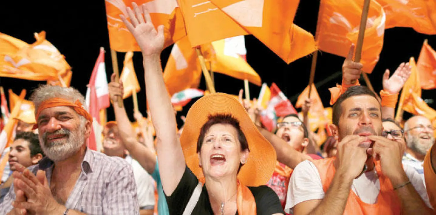 بعض أنصار الجنرال ميشال عون زعيم التيار الوطني الحر يتظاهرون في وسط بيروت في صورة تعود إلى الرابع من الشهر الماضي (أ. ب)