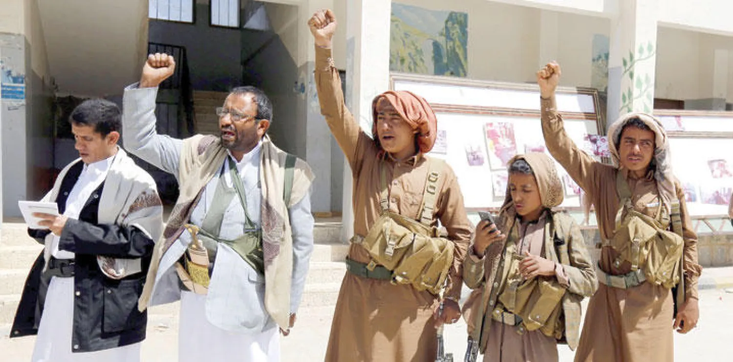 سكان قبائل بعضهم أطفال ممن جندهم الحوثيون يرددون هتافات في صنعاء أمس (إ.ب.أ)