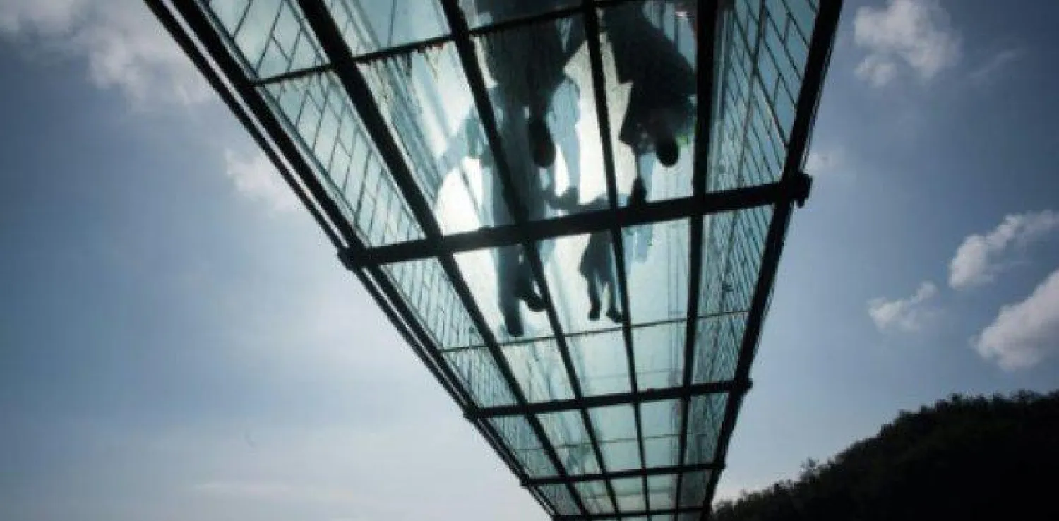 الصين تحقق حلم المشي على الهواء عبر جسرها الزجاجي