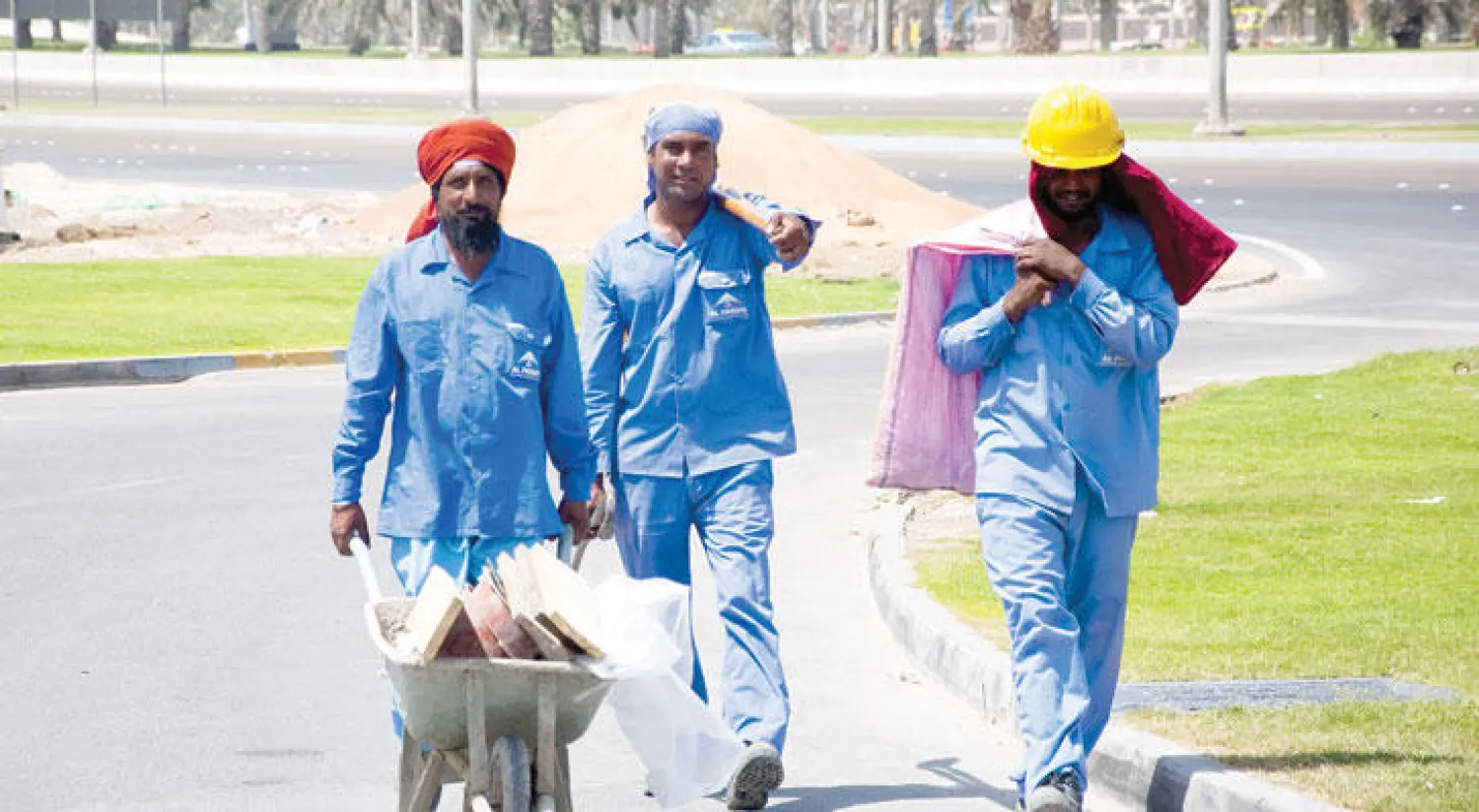 عمال آسيويون في دبي