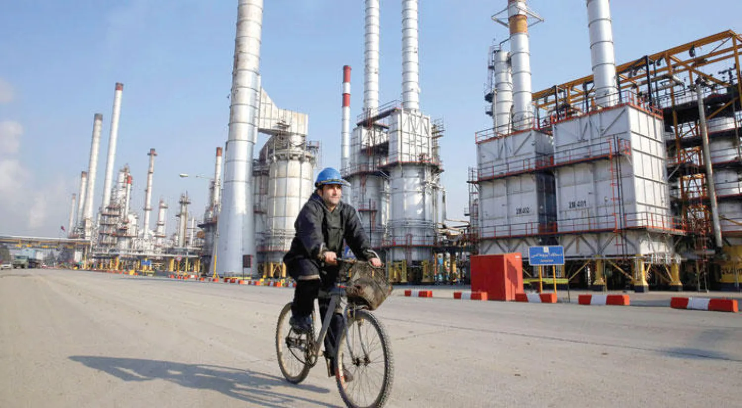 يتوقع أن تزيد إيران قدرتها الإنتاجية بين 600 ومليون برميل يوميًا بعد رفع العقوبات (أ.ب)