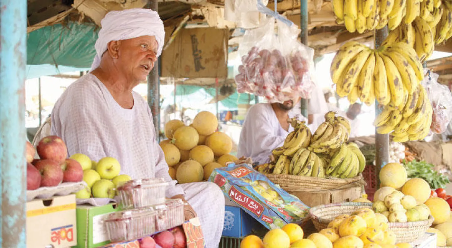 تلجأ الأسر لحيل كثيرة للتعاطي مع الواقع القاسي ومن بينها اختصار الوجبات من ثلاث وجبات إلى اثنتين (غيتي)