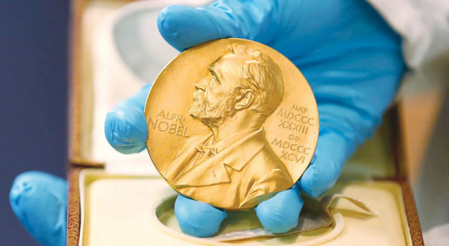 في كل سنة نذكر بأن فكرة منح جائزة لخبراء الاقتصاد لم تخطر على بال ألفريد نوبل وأنها أضيفت إلى الجوائز الأخرى اعتبارا من 1969 للاحتفال بالذكرى الـ300 لتأسيس البنك المركزي السويدي (أ.ب)
