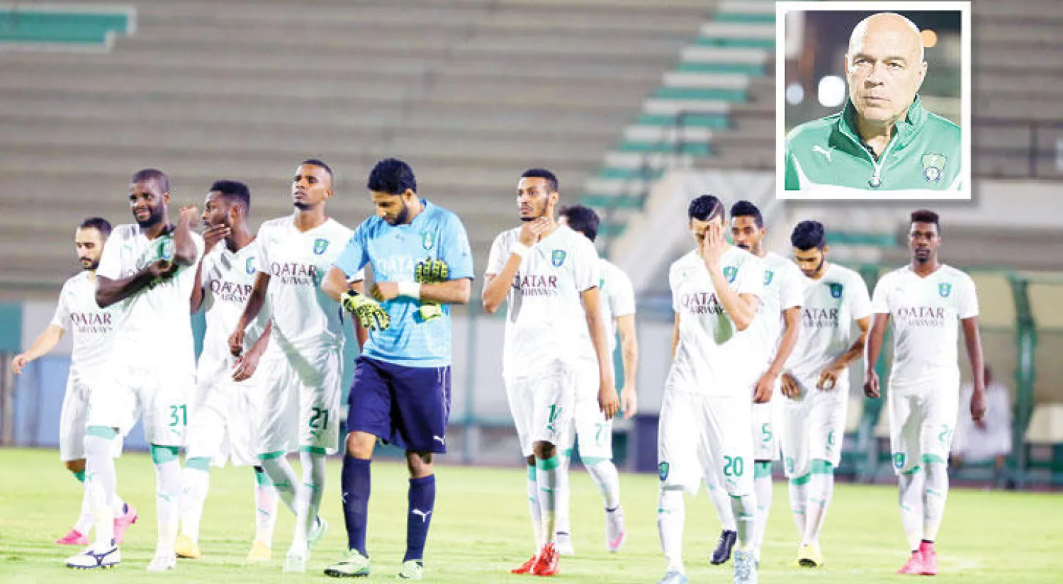 لاعبو الأهلي بعد فراغهم من المباراة الودية أمام الرائد وفي الإطار يبدو غروس مدرب الأهلي  (المركز الإعلامي بالنادي الأهلي)