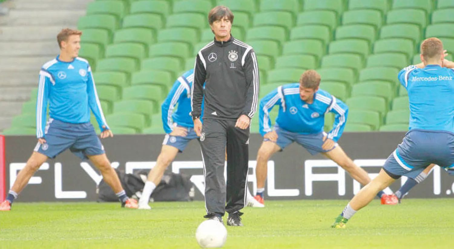 لوف مدرب ألمانيا يراقب التدريبات سعيا لحسم التأهل اليوم (أ.ب)