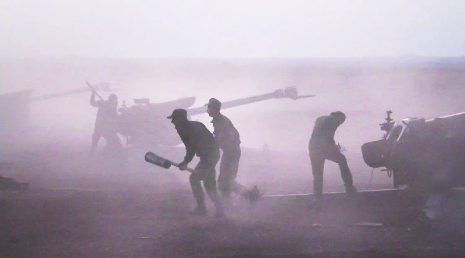 قوات الأسد تحمّل مدافع الهاوتزر بالقذائف بالقرب من بلدة مورك، حيث شنت هجوما ضد المعارضة المسلحة الأسبوع الماضي في وسط وشمال غربي سوريا بمساعدة الضربات الجوية الروسية (أ.ب)