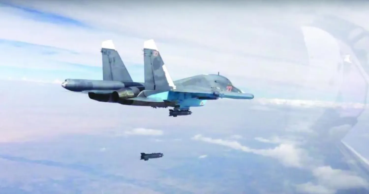 صورة مأخوذة من شريط فيديو نشر على موقع وزارة الدفاع الروسية الجمعة يظهر طائرة سو- 34 تلقي صاروخا على مواقع في سوريا (أ.ب)