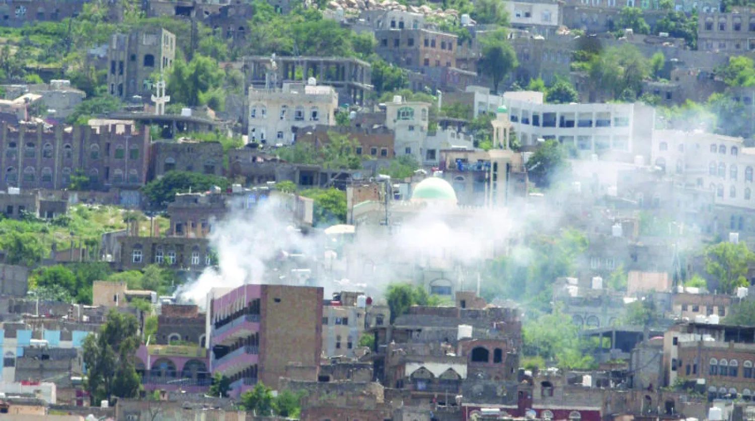 سحب الدخان تتصاعد من موقع عسكري للحوثيين إثر إطلاق قذيفة هاون خلال اشتباكات بين المتمردين ومقاتلين من لجان المقاومة الشعبية جرت في تعز أمس (رويترز)