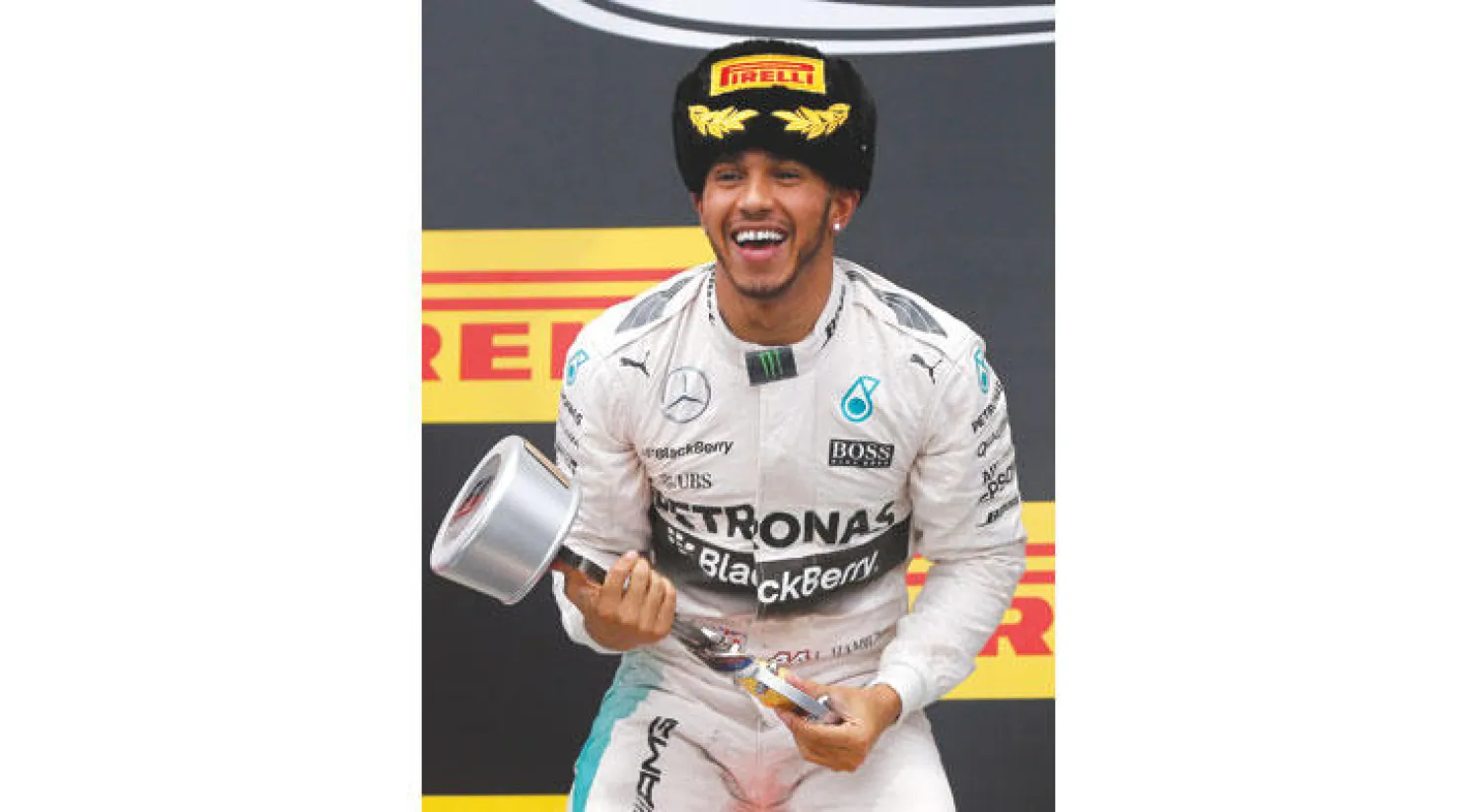 هاميلتون على منصة التتويج الروسية (إ.ب.أ)