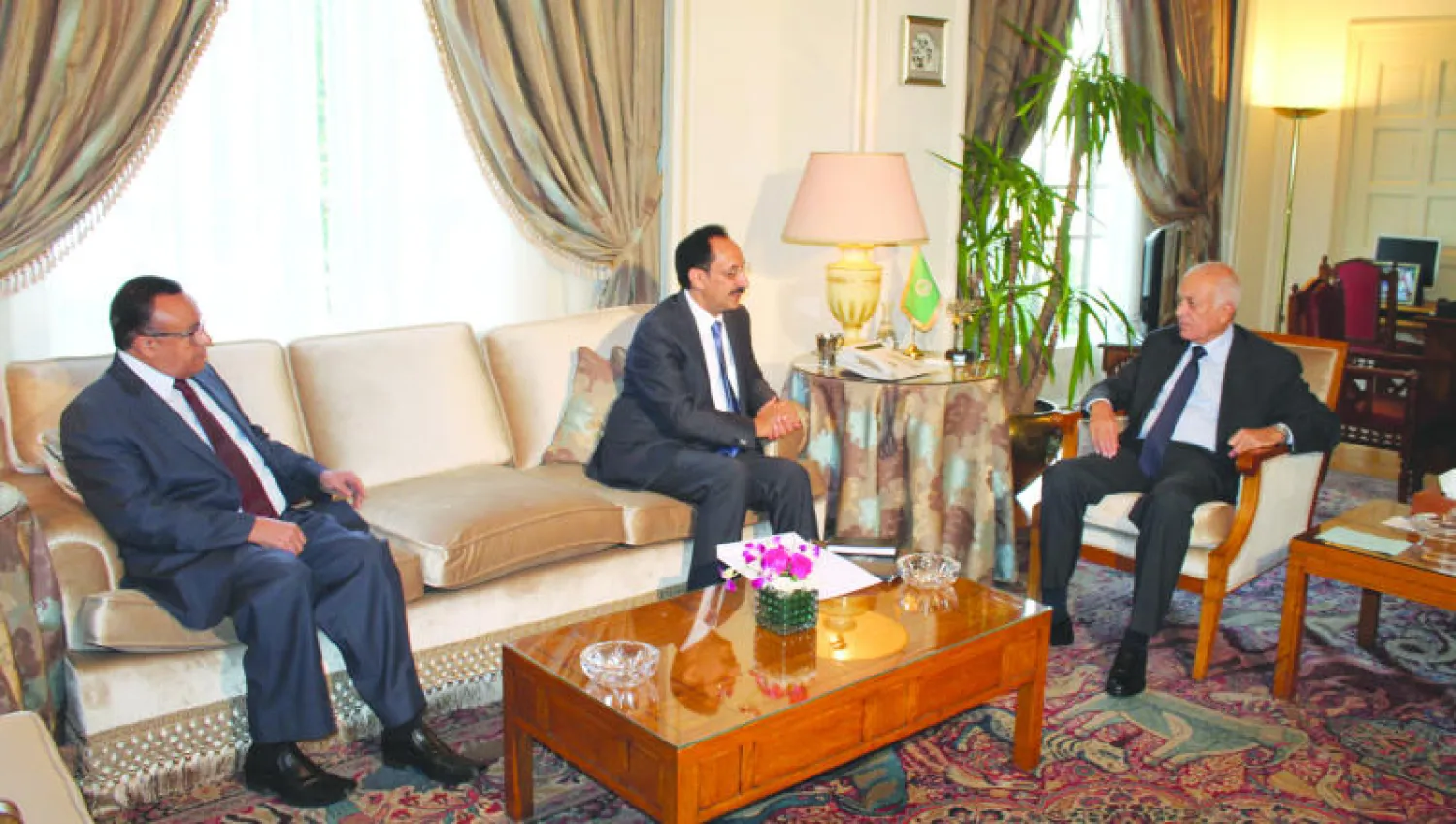 جانب من اجتماع نبيل العربي الأمين العام لجامعة الدول العربية بوزير حقوق الإنسان اليمني عز الدين الأصبحي في مقر الجامعة بالقاهرة («الشرق الأوسط»)