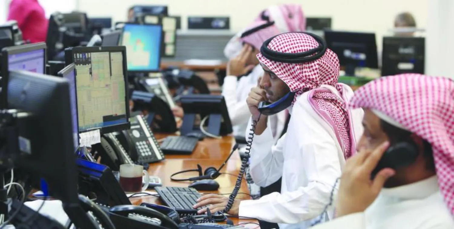 جانب من تداولات السوق المالي السعودي (تصوير سعد الدوسري) ‫ ‫‬