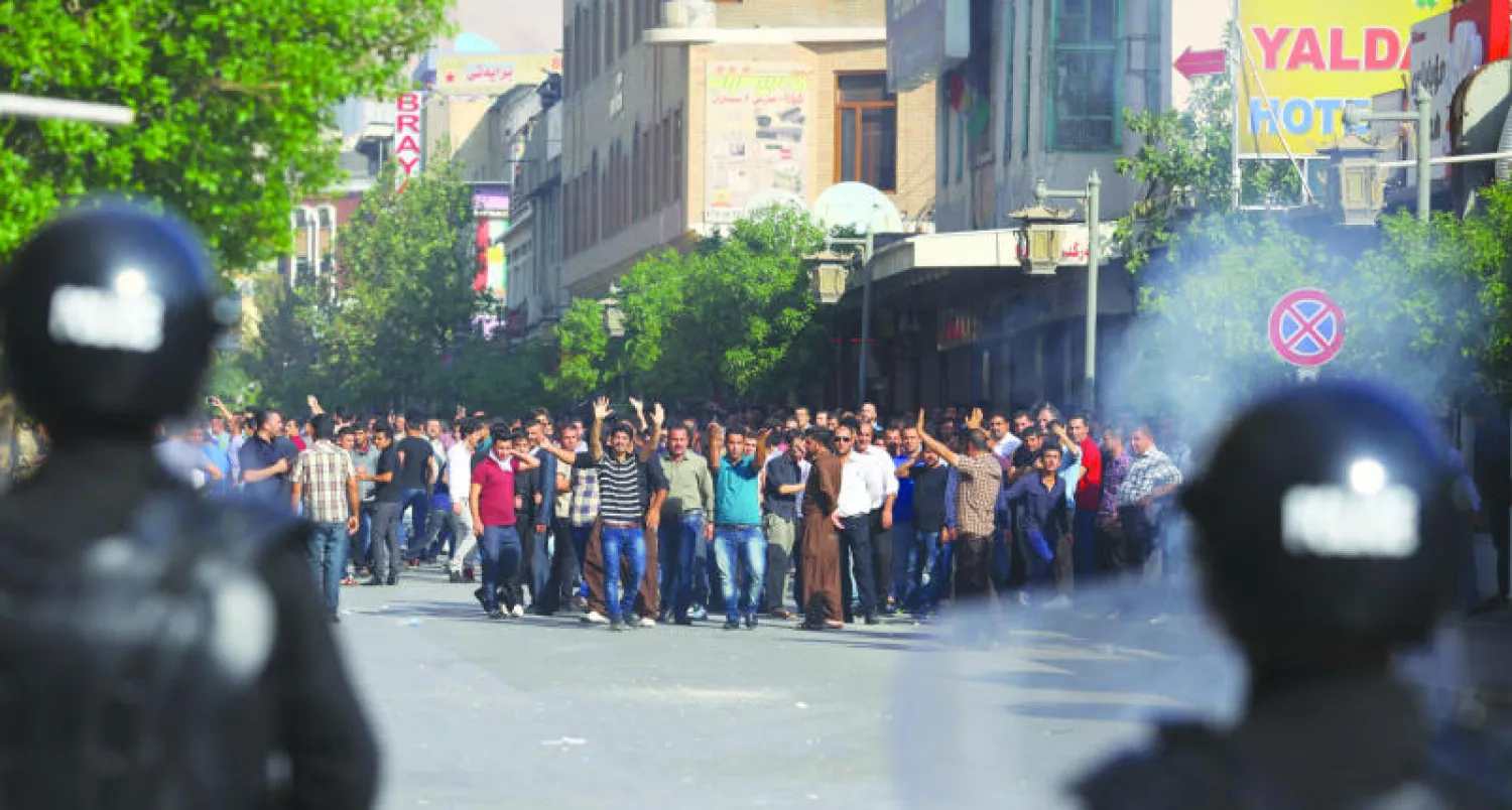 قوات الأمن تواجه متظاهرين في السليمانية السبت الماضي (أ.ف.ب)