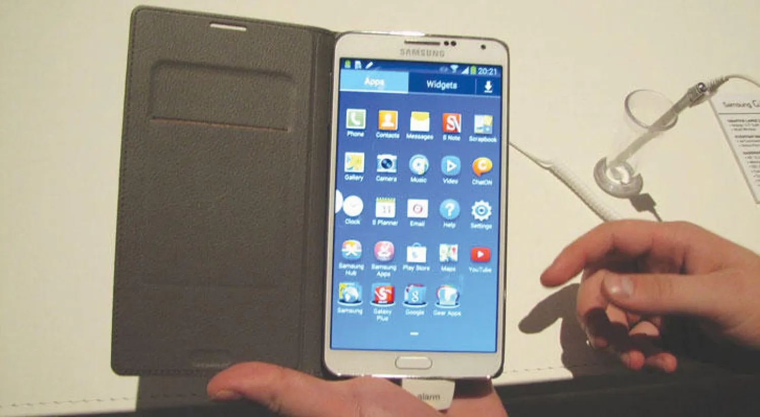 الهواتف الذكية تجبر موظفي الحكومة على أداء واجباتهم في إندونيسيا