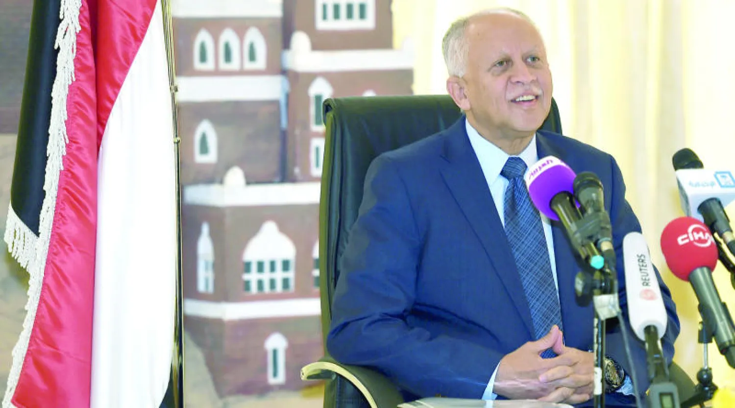 ياسين يتحدث خلال مؤتمر صحافي في مقر السفارة اليمنية بالرياض أمس (أ.ف.ب)