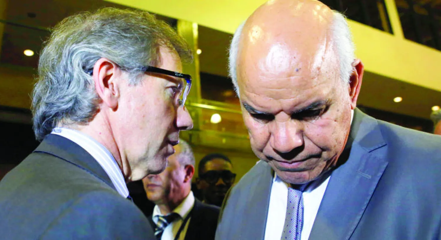 حديث جانبي بين المبعوث الأممي ومحمد شعيب رئيس الوفد للحكومة الليبية في طبرق بمدينة الصخيرات المغربية (أ.ب)