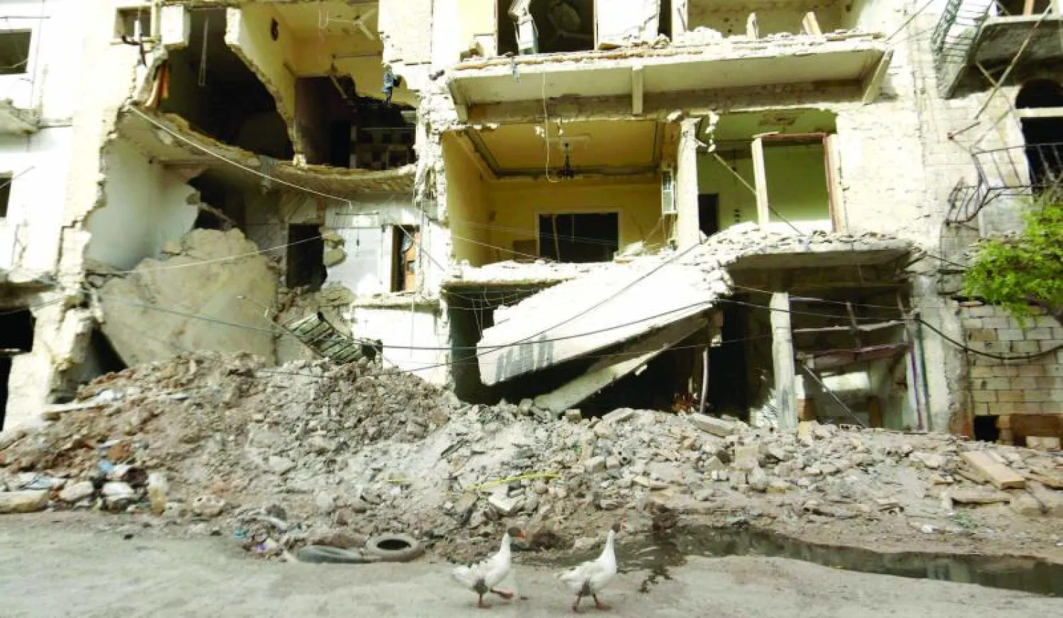 آثار الدمار الناتج عن قصف الطيران الحربي لمدينة حلب (رويترز)