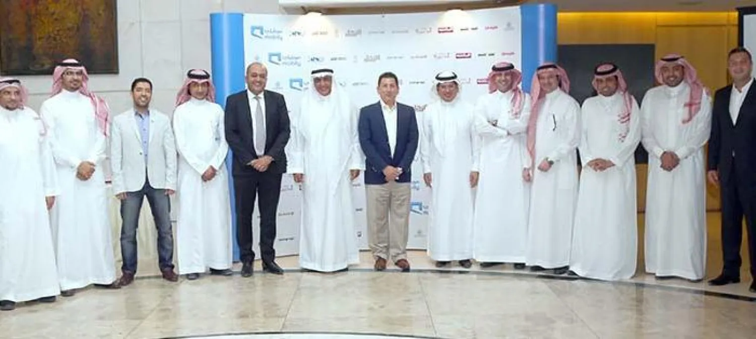 المهندس سليمان الحديثي رئيس مجلس إدارة المجموعة السعودية للأبحاث والتسويق في الوسط وأحمد فروخ الرئيس التنفيذي لشركة موبايلي والزملاء رؤساء تحرير مطبوعات المجموعة ورؤساء الأقسام في شركة موبايلي