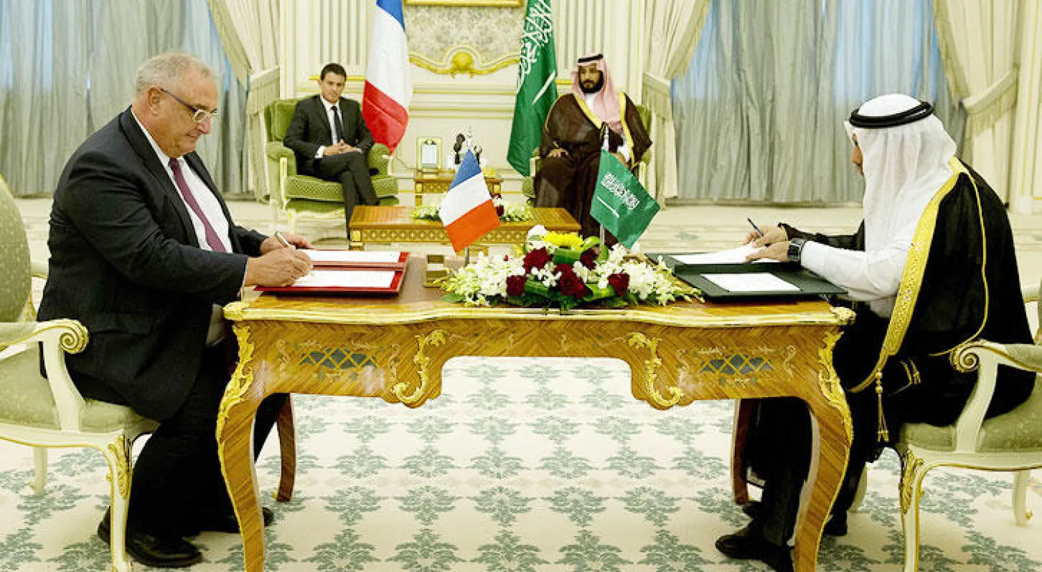 السعودية توقع عقودا واتفاقيات مع فرنسا بعشرة مليارات يورو