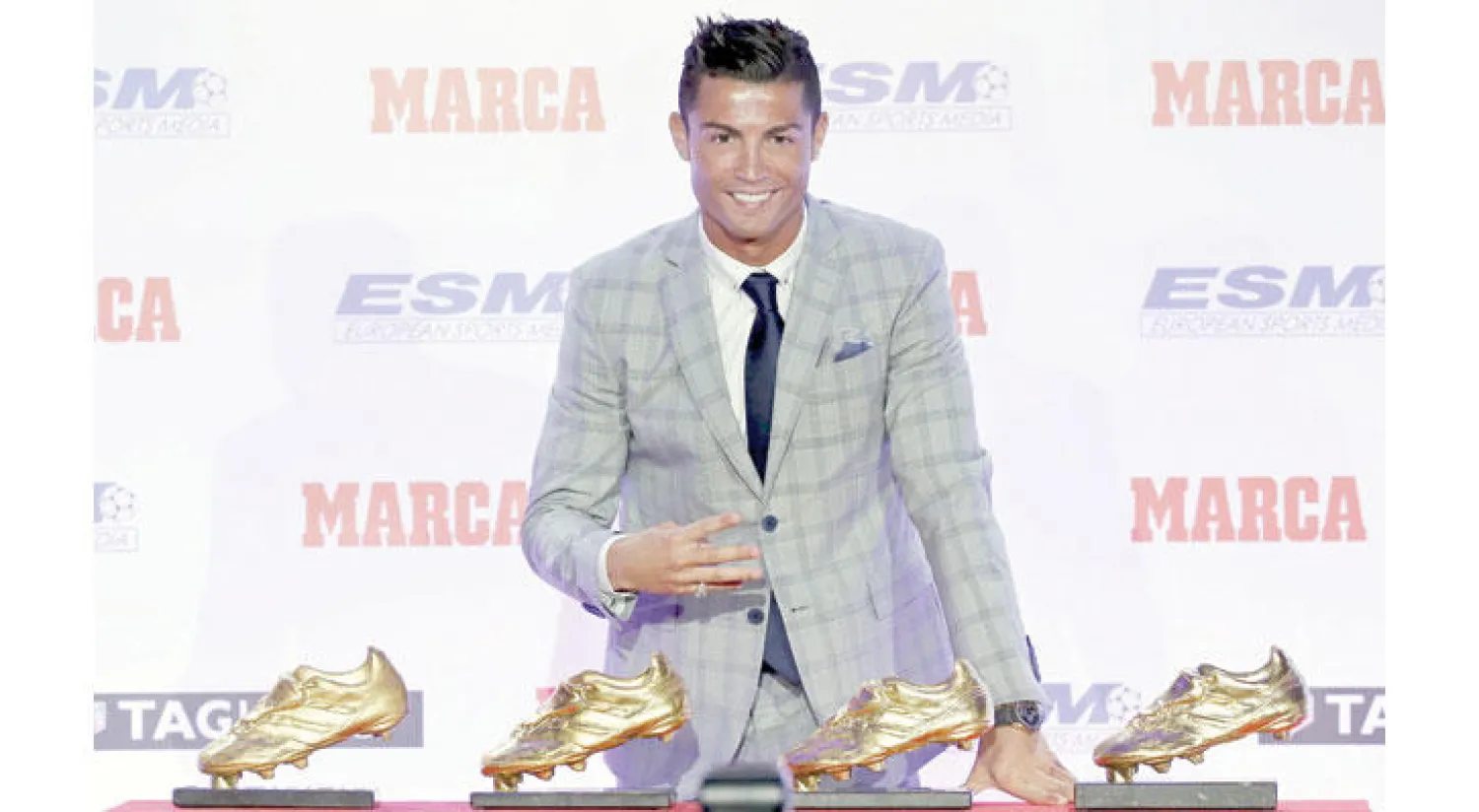 رونالدو يستعرض أحذيته الذهبية الأربعة (رويترز)