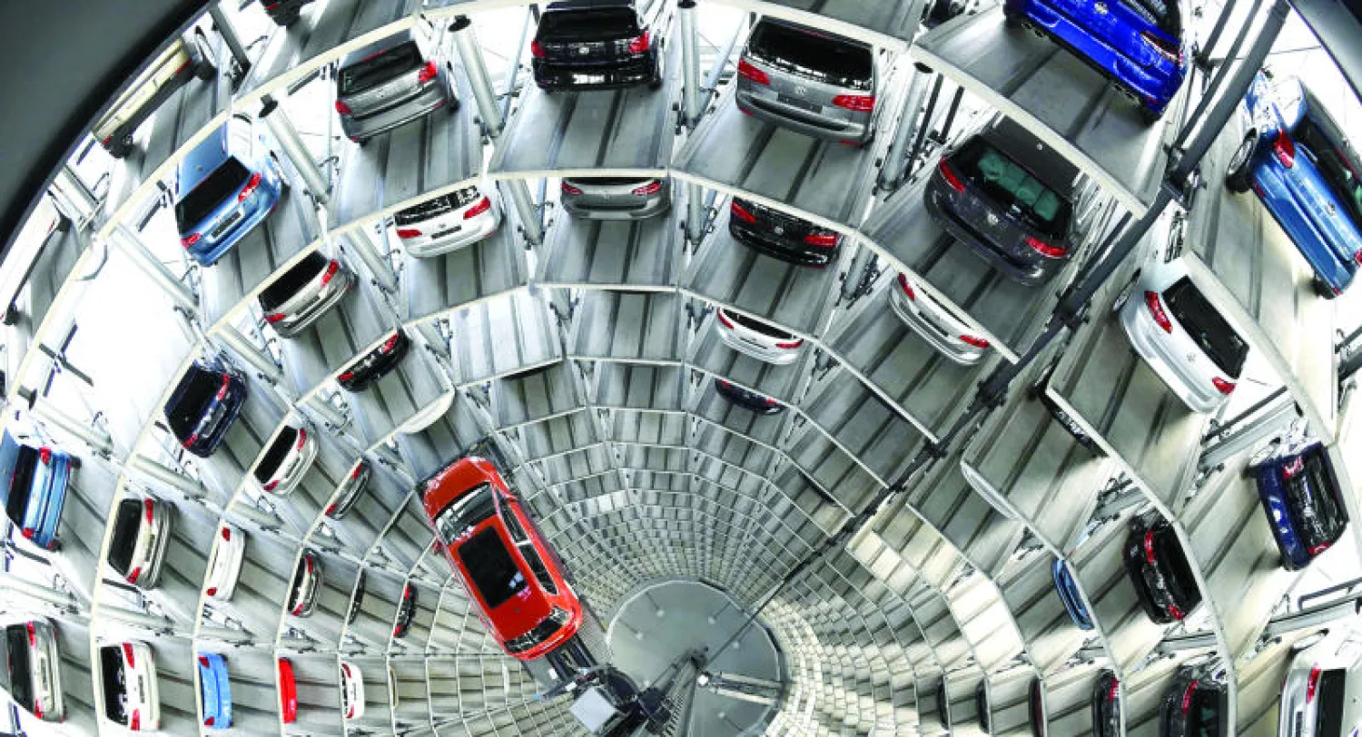 تمت مراعاة الخسائر الضريبية نتيجة فضيحة التلاعب في انبعاثات العوادم من سيارات «فولكسفاغن» التي تعمل بمحركات الديزل (أ.ف.ب)