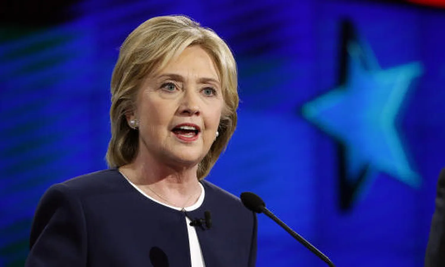 كلينتون تتألق في مناظرتها الأولى لنيل ترشيح «الديمقراطي» لانتخابات الرئاسة الأميركية